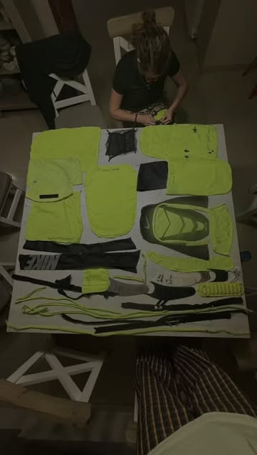 Piezas de una confección dispuestas sobre la mesa de trabajo