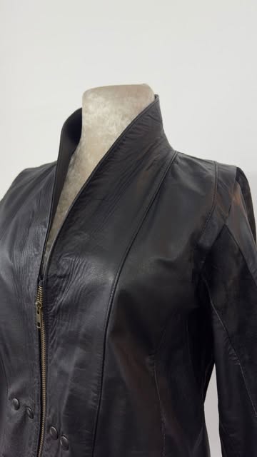 Campera de cuero negra terminada sobre un maniquí